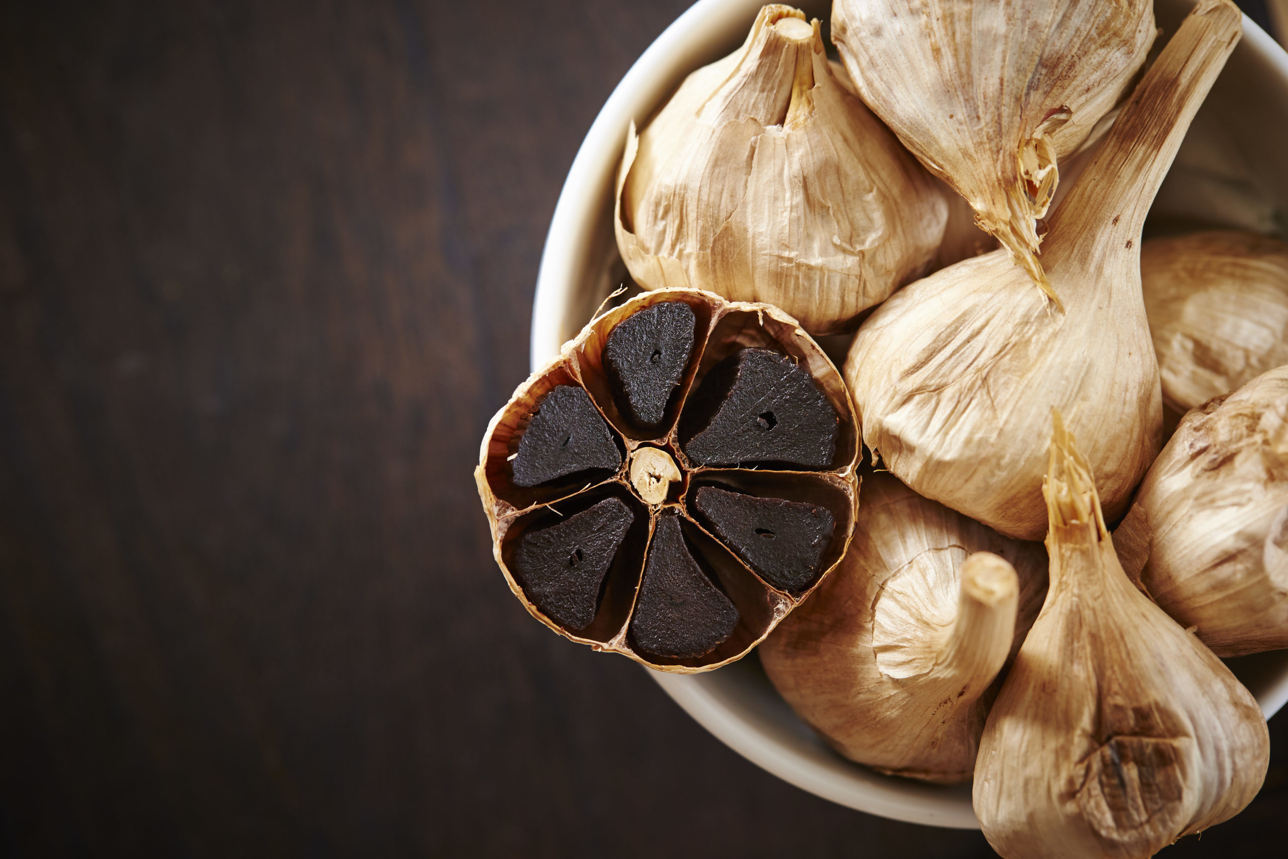 Mantequilla Gloria on Instagram: El ajo negro es un alimento que puede  aportar numerosos beneficios en tus preparaciones. 🤩🧄 Hoy te compartimos  un poco de su origen y algunos tips para que