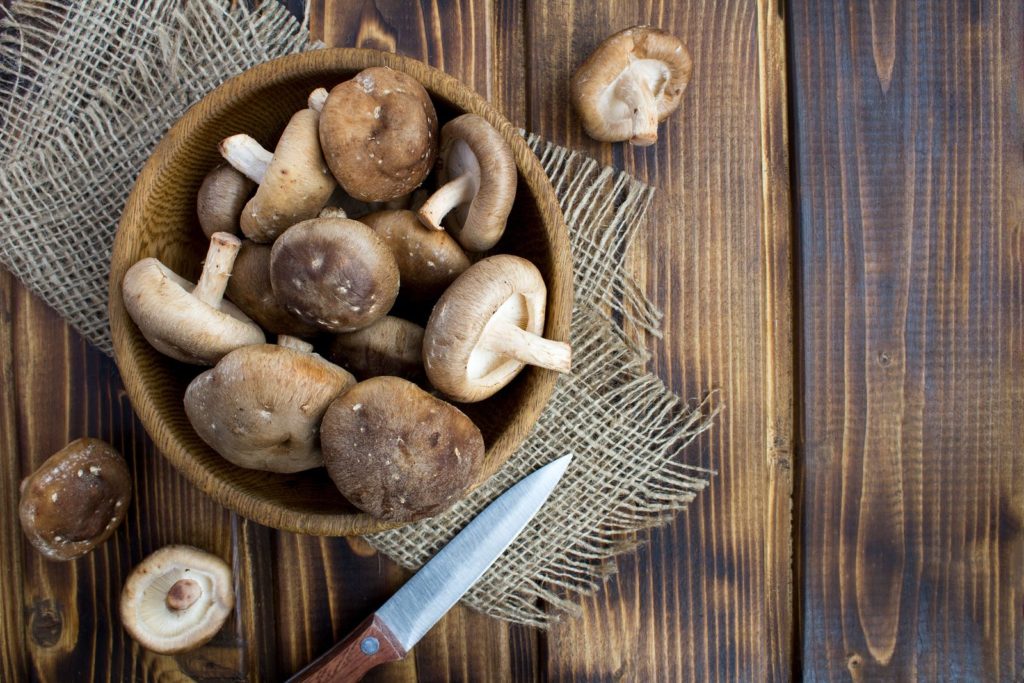 5 alimentos que aumentan tu masa muscular y ¡no son carne! - bigstock-mushrooms-shiitake-in-the-brow-271256665-1024x683