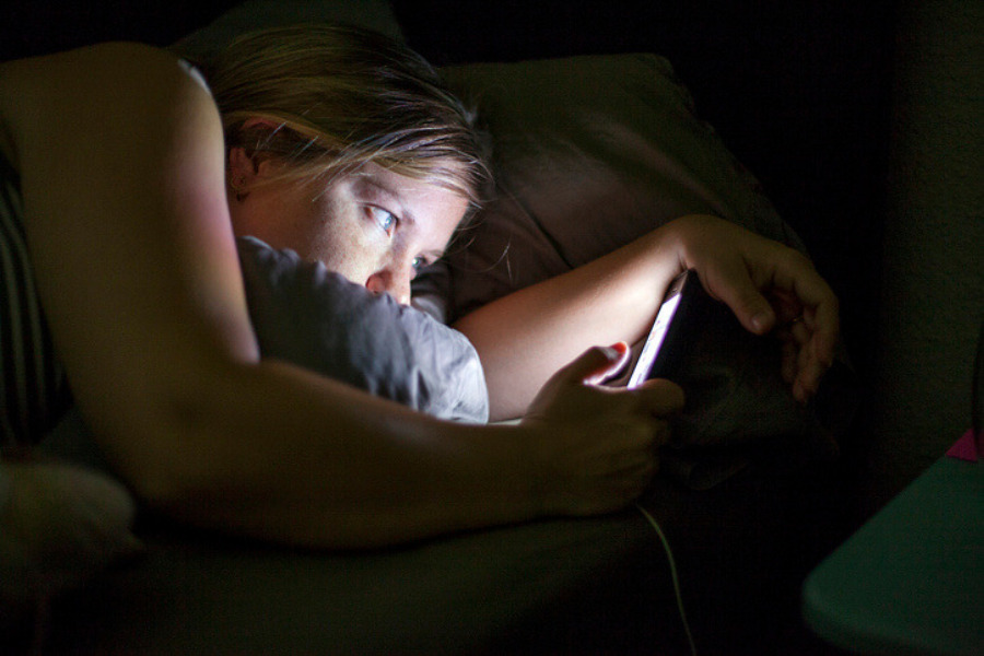 Confirmado: los teléfonos celulares NO producen cáncer, según estudio - uso-del-celular-antes-de-dormir