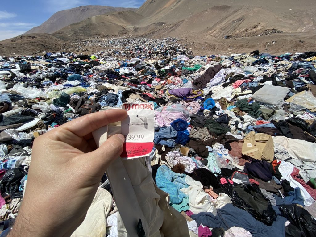 Encuentran más de 100 mil toneladas de ropa en el desierto de Atacama