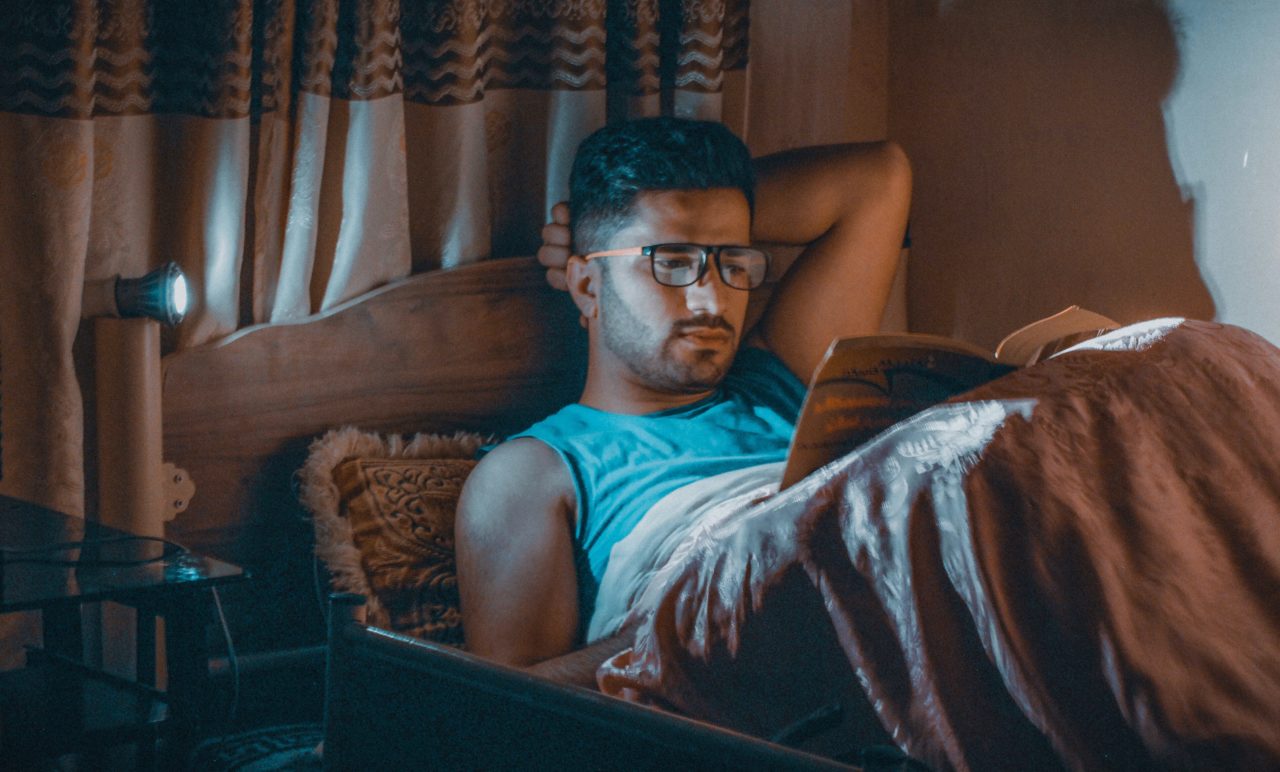 Cómo entrenar el cerebro para dormir y descansar mejor - dormir-leer-descansar-mente-cerebro-dormir-bien-1280x772