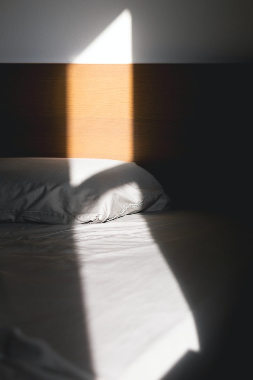 Cómo entrenar el cerebro para dormir y descansar mejor - sol-despertar-amanecer-manana-luz-dormir-mejor-853x1280
