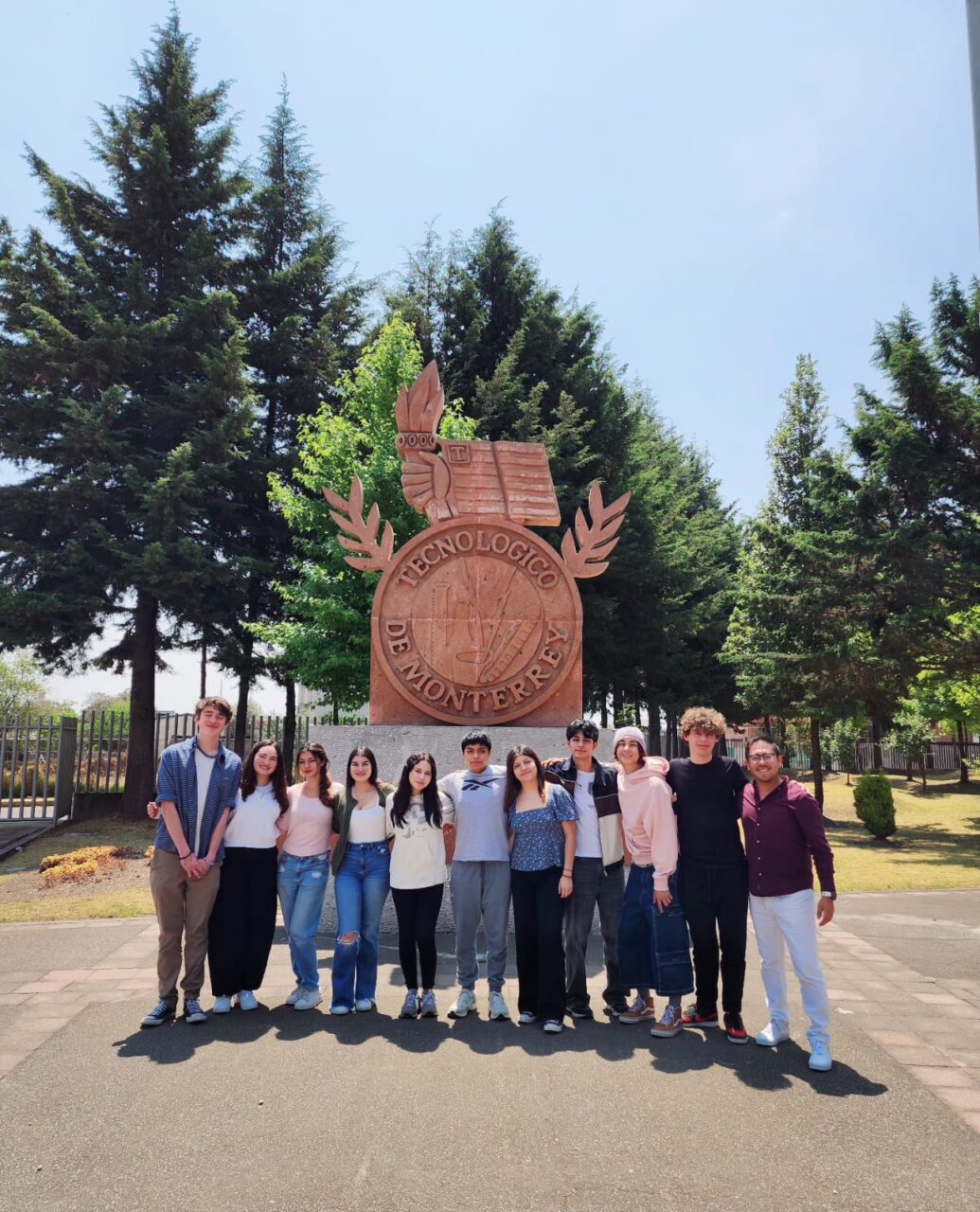 ¡Adiós a los pinchazos! Jóvenes desarrollan glucómetro sin agujas en México - equipo-no-needle-prepatec-metepec-tec-de-monterrey-toluca-1035x1280